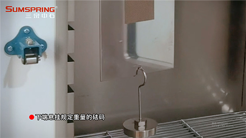 在試驗板的下端懸掛規(guī)定重量的砝碼